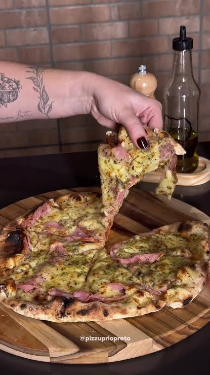 Pizza Moda do Chef com ingredientes variados