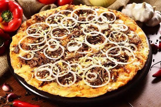 Pizza Nordestina com carne seca e cebola