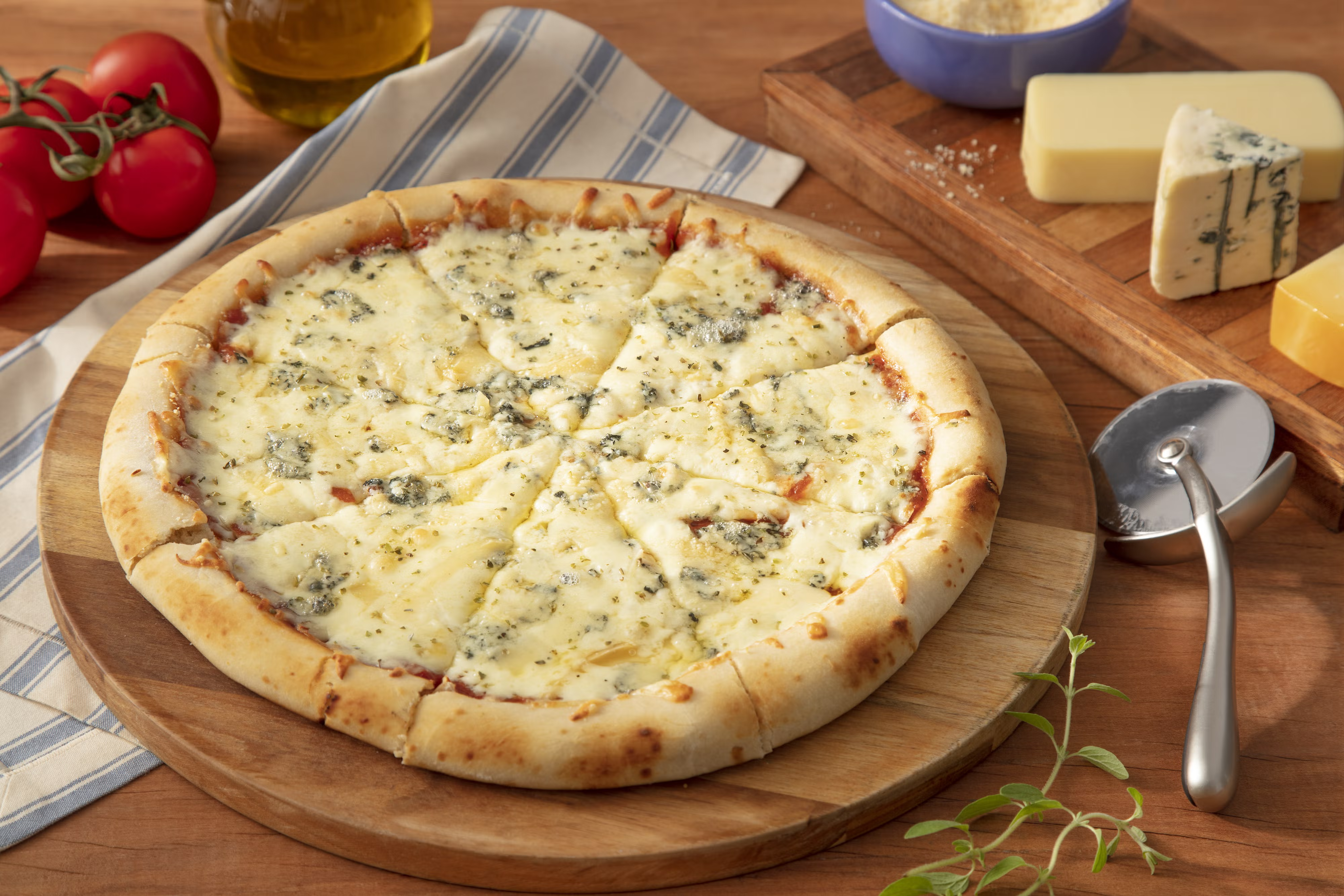 Pizza Quatro Queijos com vários tipos de queijo
